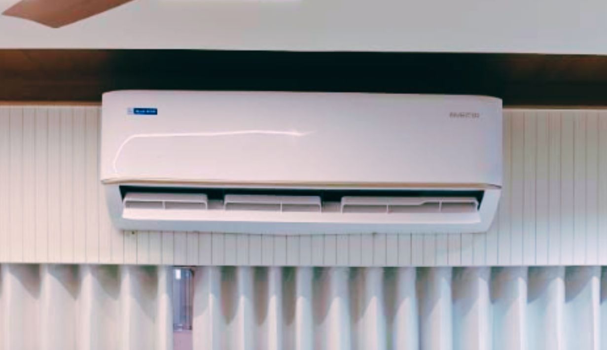 Blue Star 1.5 Ton 5 Star Inverter Split AC IC518ZNURS Close View