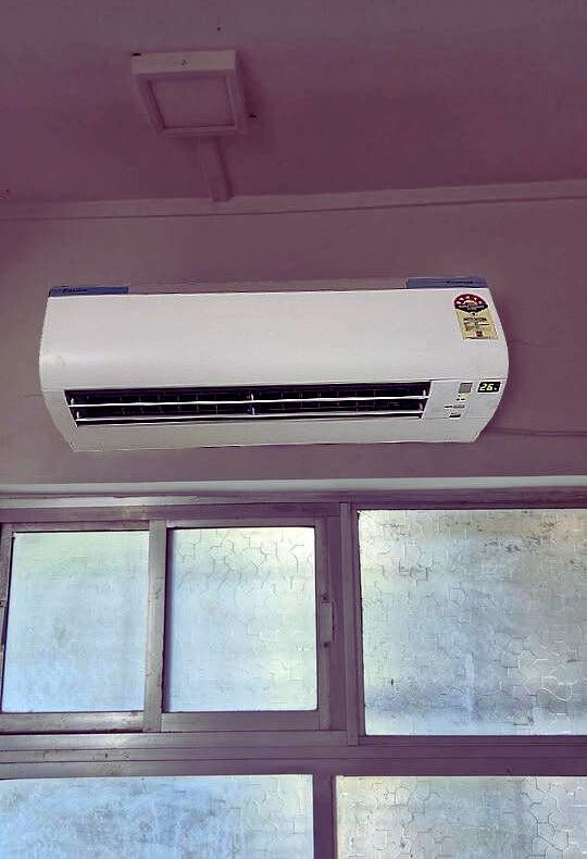 Daikin 1.5 Ton 5 Star Inverter Split AC MTKM50U showing temperature setting at 26°C and running at medium fan speed