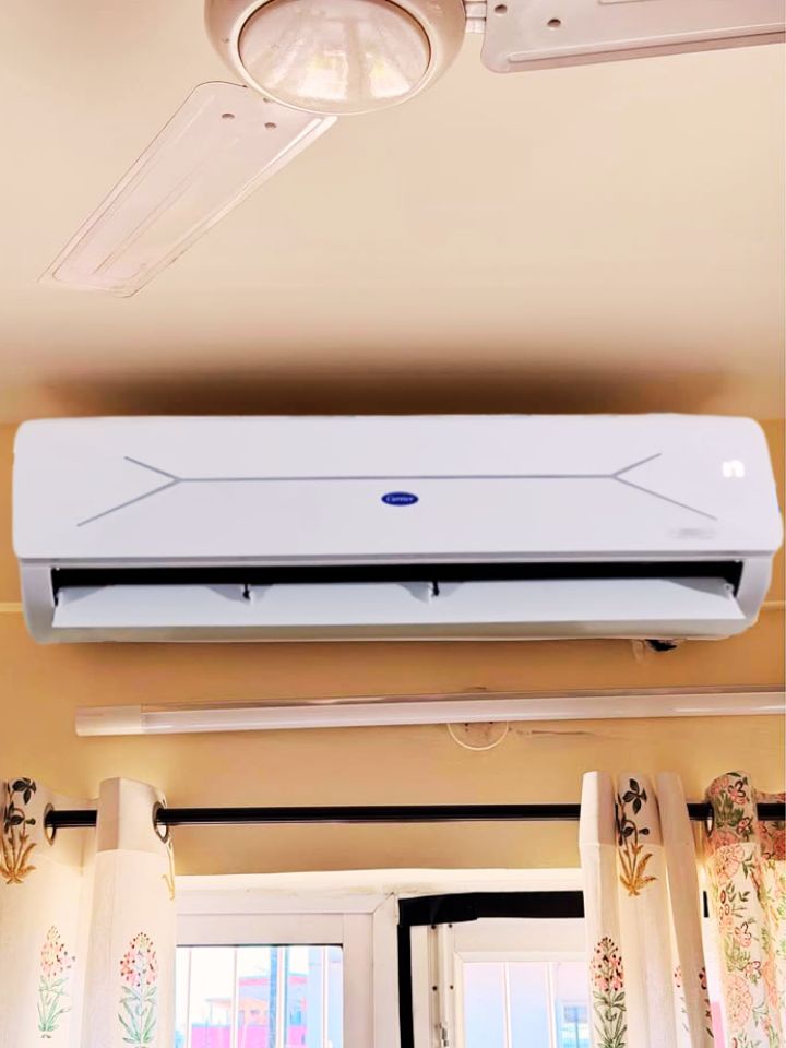 Carrier 2 ton 3 star Ester Edge Gxi WiFi split AC indoor unit (CAI24EE3R36W0) on high fan speed with flap fully open and 17°C setting