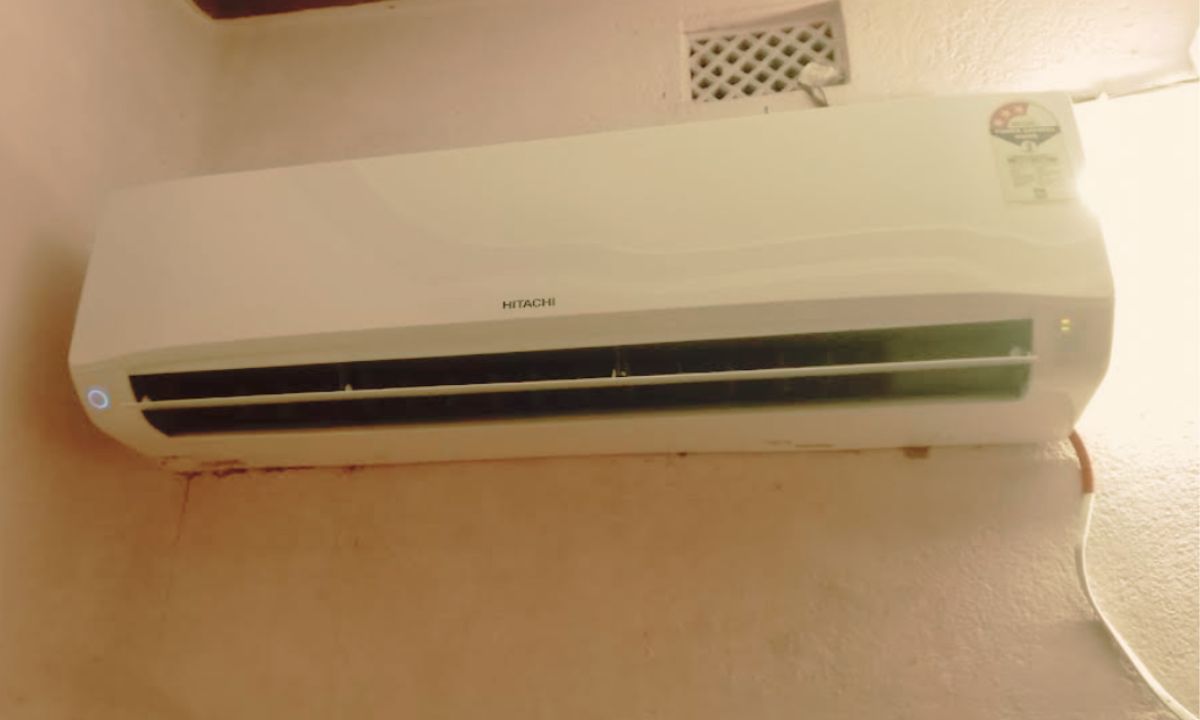 Hitachi 2 ton 3 star 3400SXL split AC indoor unit (RAS.D322PCBIBS) running at full speed with flap fully open
